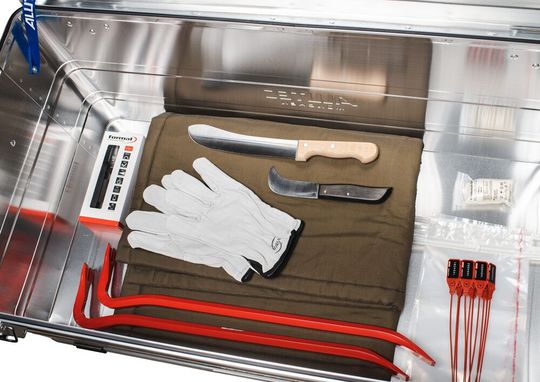 Nichts dem Zufall überlassen! Das ist der Blick auf den Inhalt der lebensrettenden Notfallbox von Deguma. Sie ist so ausgestattet, dass sie bei typischen Unfällen in Gummiwalzwerken besonders nützlich ist.(Bild:  Deguma / Bilderwerk Geisa)