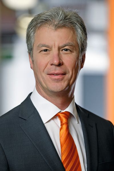 Manfred Gundel, Geschäftsführer der Kuka Roboter GmbH: „Mit dem Leichtbauroboter wird es zukünftig möglich sein, dass Mensch und Roboter Hand in Hand arbeiten.” (Bild: Kuka)