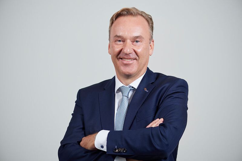 Gerald Vogt ist seit dem 1. Januar neuer CEO der Stäubli Group. Er übernahm den Vorsitz der Konzernleitung von Rolf Strebel, der in den Ruhestand ging. Vogt war bisher verantwortlich für das weltweite Geschäft im Bereich Robotics. (Stäubli)