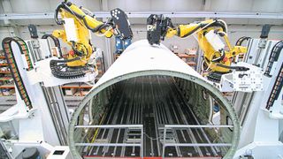 Bei schwerkraftbelasteten Achsen sind gefahrbringende Bewegungen infolge der Schwerkraft zu berücksichtigen. Deutlich werden diese Gefährdungen etwa bei Knickarmrobotern. (Bild: Igus)