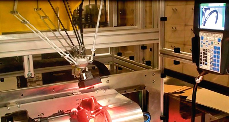 Bild 1: Der Deltaroboter führt die Kamera über das Bauteil. Dabei ist die Kamera in die Robotersteuerung integriert. (Bild: Fanuc)