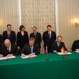 Von links (stehend): Thomas Müller, President Region Europa bei Evonik, Patrik Wohlhauser, Mitglied des Vorstandes bei Evonik, Ilse Aigner, Bundesministerin für Ernährung, Landwirtschaft und Verbraucherschutz, Nikolai Fedorov, russischer Minister für Landwirtschaft,Vadim Varshavsky, Vorstand der Varshavsky-Gruppe. Am Schreibtisch von links: Vladimir Kudryashov, Geschäftsführer des OOO Donbiotech Joint venture, Vasily Golubev, Gouverneur der Region Rostov,Dr. Walter Pfefferle, Leiter des Geschäftsgebiets Bioproducts bei Evonik, Dr. Reiner Beste, Leiter der Geschäftsbereichs Health & Nutrition bei Evonik.