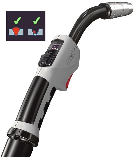 Die Effizienz im Griff: Dank der Bauteileverwaltung von EWM Xnet kann der Schweißer direkt am Werkstück eine fertiggestellte Naht durch Tastendruck am Brenner quittieren und die nächste Naht mit den automatisch richtigen Einstellungen beginnen. (Bild: EWM)