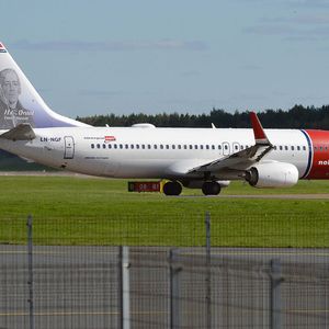 Eine Boeing 737 der Fluggesellschaft Norwegian mit Sonderlackierung 2016 in Estonien.(Bild:  Norwegian (Hans Christian Orsted Livery), LN-NGF, Boeing 737-8JP (29869475066) /Anna Zvereva / CC BY-SA )