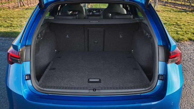 Ebenfalls üppig ist das Platzangebot im Combi, dessen Gepäckabteil von 640 auf 1.700 Liter wachsen kann. (Bild: Skoda)