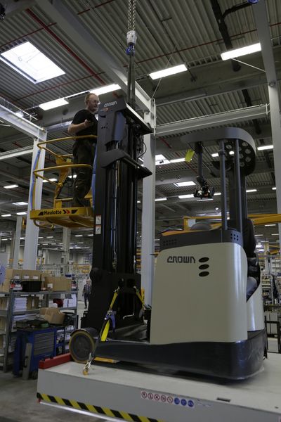 Der Mast eines Schubmaststaplers wird angebracht. (Bild: Crown)