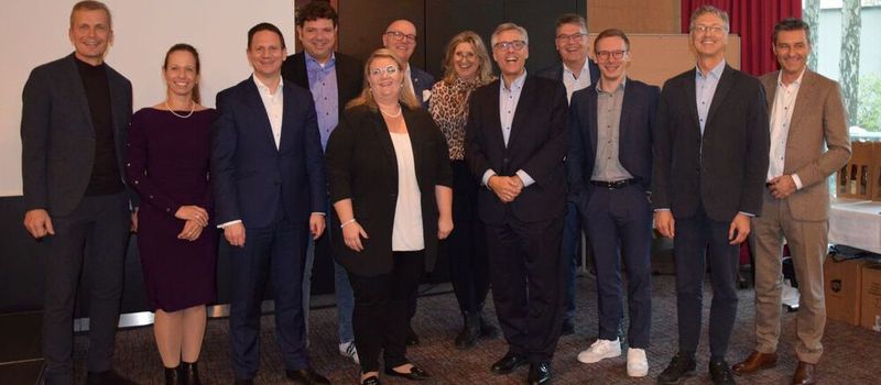 Der neugewählte BME-Bundesvorstand mit Dr. Lars Kleeberg (links), der zum 1. Januar 2025 die Hauptgeschäftsführung des Verbands übernimmt: Stefanie Lang, Dr. Thomas Germer, Christian Satzek, Svenja Meyer, Dirk Schneider, Heike Fastenau-Gross, Martin Müller-Raidt, Gunnar Schmidt, Lennart Eltzholtz, Erich Graf, Andreas Wetjen (v.l.).(Bild:  BME)