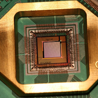 Foto eines Quantencomputer-Chips, hergestellt von D-Wave Systems.