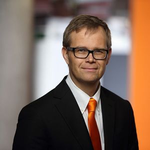 Stefan Lampa (CEO) ist Vorsitzender der Geschäftsführung Kuka Roboter GmbH: „Im Zeitalter der Industrie 4.0 spielt die Automobilbranche eine führende Rolle, um mit neuester Robotertechnik die direkte Mensch-Maschine-Kollaboration zu verwirklichen.“