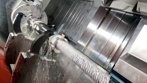 Innenbearbeitung mit Hochdruck-KSS bis 300 bar und mit sensorgestützten Systembohrstangen und Steuerungsintegration über die Niles-Simmons-eigene SPS-Schnittstelle. (Bild: Niles-Simmons)