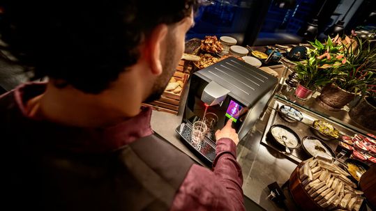 Dank Touchdisplay lässt sich der modern gestaltete Wasserspender von Kärcher einfach bedienen und macht in jedem Unternehmen eine gute Figur.(Bild:  Kärcher)