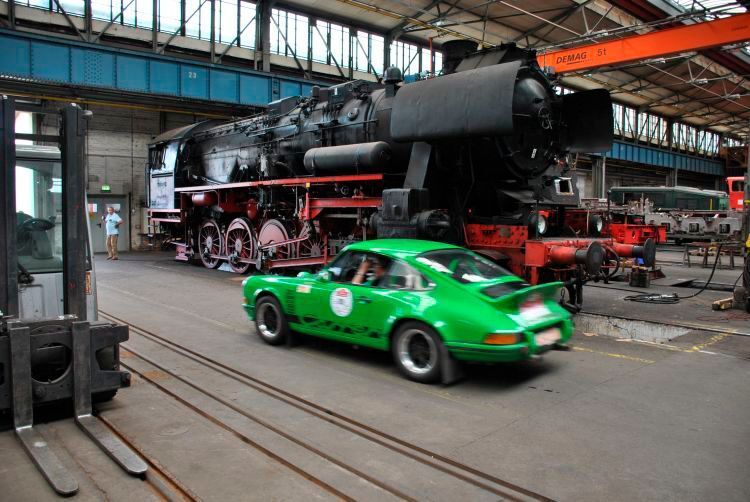 Oldie trifft Oldie: Nach kurzer Mittagsrast gings weiter auf die Jagd nach der exakten Sollzeit. (Dominsky)