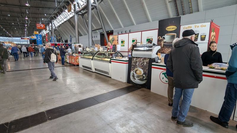 Stellenweise wähnte man sich auf einer Verbrauchermesse wie der Consumenta in Nürnberg. Ob’s daran lag, dass die neuen Retro-Eigner auch diese ausrichten? (Bild: Dominsky – VCG)