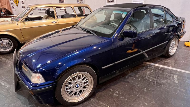 Gute BMW E36 sind inzwischen gesucht, vor allem solche mit Reihensechszylinder. Besonders rar: Die Cabrio-Limousine von Baur.(Bild:  autodrom)
