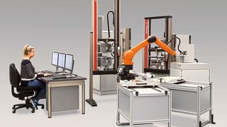 roboTest R bei der vollautomatischen Prüfung von Kunststoffproben (ZwickRoell)