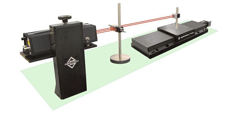 Das Bild zeigt eine lineare Bewegungsachse, die mit einem Laserinterferometer auf einer bestimmten Arbeitshöhe kalibriert wird. (Bild: Aerotech)