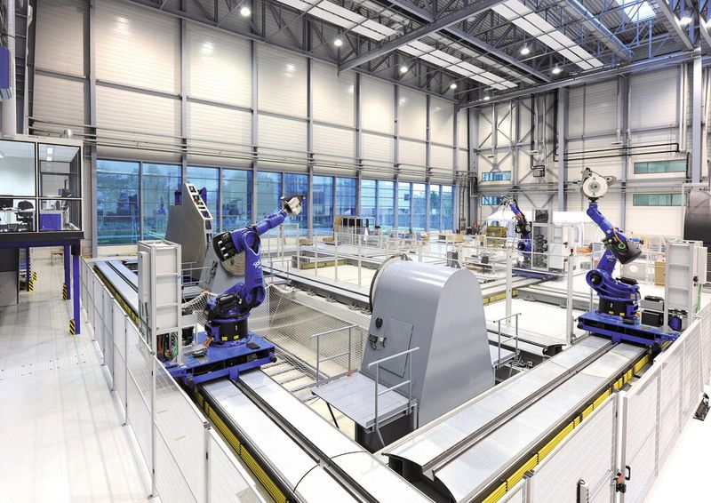 Die Formen können auch drehbar aufgespannt werden. Das Schwenken der Formwerkzeuge erweitert die effektive Reichweite der Roboterkinematik, kontinuierliche Drehung ermöglicht das Wickeln von Hohl- oder Vollkörpern. (Bild: Siemens)