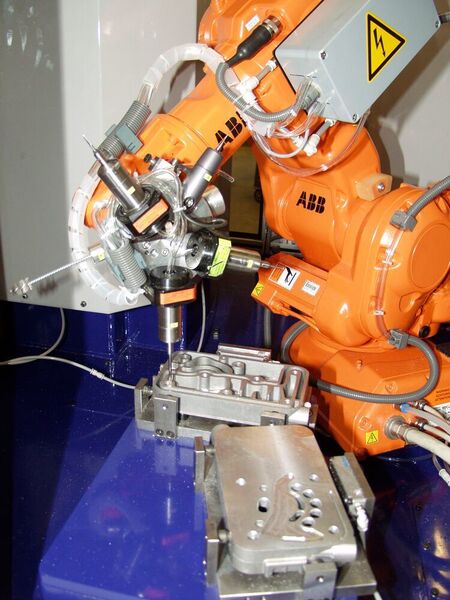 Dans le cadre de l'automatisation et de la numérisation, l'ébarbage automatisé avec des robots industriels gagne en importance. Le parc à thème « L’ébarbage automatisé avec des robots industriels » offre une gamme complète de possibilités. (Heinz Berger Maschinenfabrik GmbH & Co. KG)