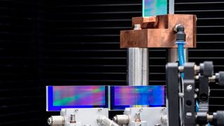 Das sind die am IOF selbst entwickelten Reflexionsgitter, die zur Multi-Kilowatt-Strahlkombination eingesetzt werden – und zwar bei Wellenlängen von zwei Mikrometern. (Bild: Fraunhofer-IOF)