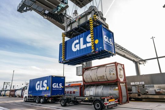 (In dem Pilotprojekt von GLS Germany und der Kombiverkehr KG werden bis Ende Januar täglich bis zu 1.000 Pakete mit dem Güterzug verschickt. (Bild: GLS Germany))