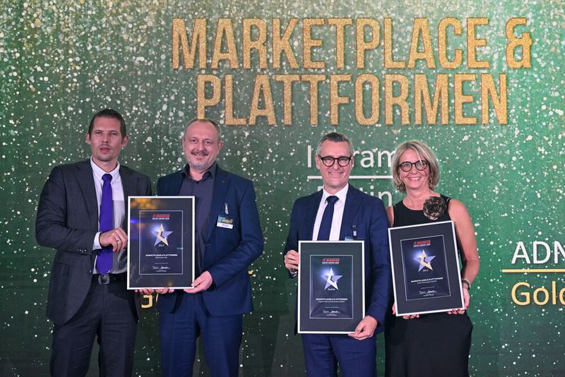 v. l.: Gold gewinnt Wortmann (Christian Wiechert und Volker Kaps), Platin geht an Ingram Micro (Alexander Maier) und Gold erhält ebenfalls ADN (stellvertretend Stephanie Steen, IT-BUSINESS) (Bild: Vogel IT-Medien)