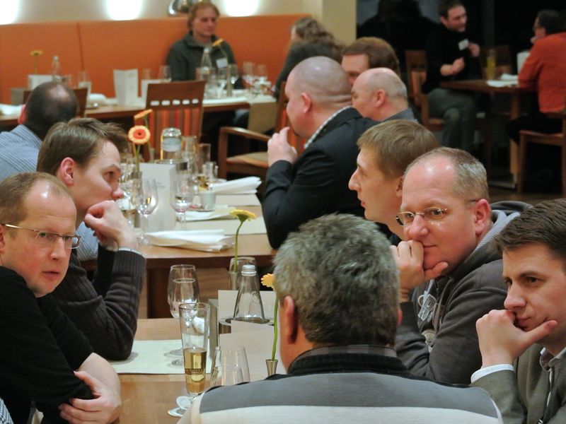 Beim Abendessen wurden Gruppen-... (Rombus)