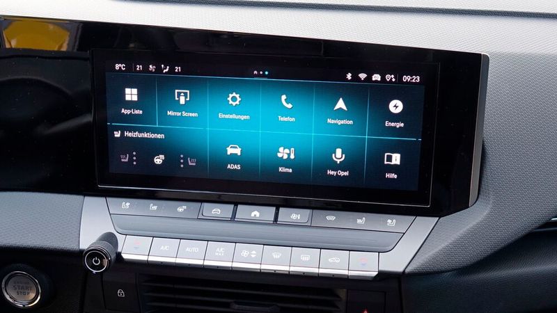 Und ein weiterer Wisch führt zur Übersicht sämtlicher Fahrzeugfunktionen. Sämtliche? Nein – das Radio lässt sich von hier aus nicht ansteuern.  (Bild: Rosenow – »kfz-betrieb«)
