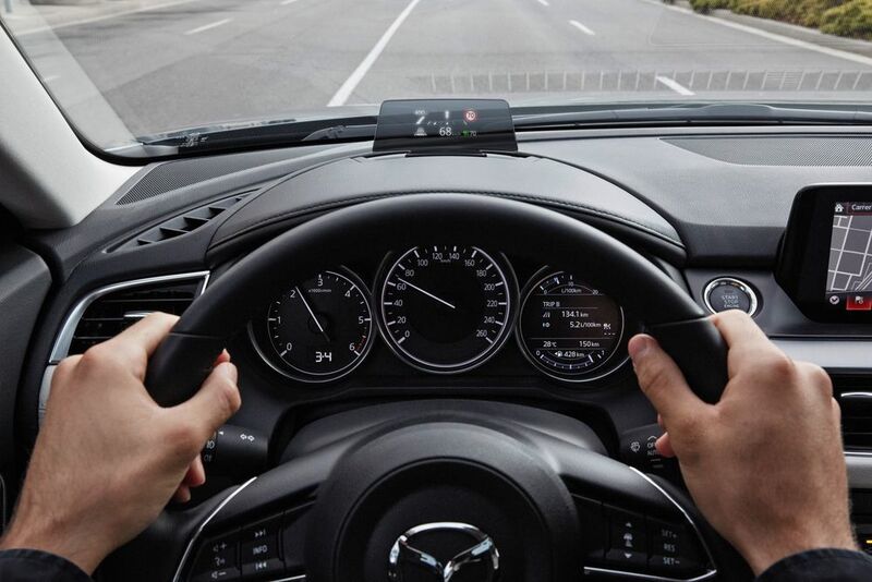 Das Head-up-Display ist nun farbig, liefert einen schärferen Kontrast und spiegelt die Verkehrszeichen mit ein. (Mazda)