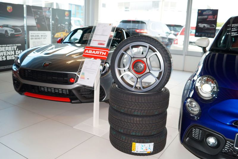 Neben Abarth vertreibt die Autohausgruppe Dirkes acht weitere Marken. (Autohaus Dirkes)