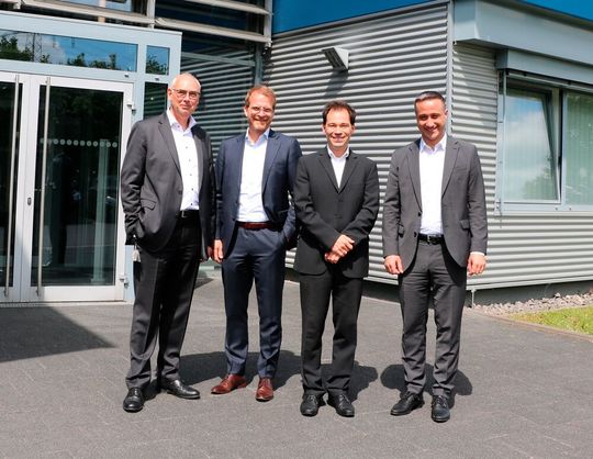 Neuer Vorstand für VDMA-Arbeitsgemeinschaft Laser & Co! Von links: Dr. Christoph Ullmann von  Laserline (Vorsitzender), Dr. Stefan Ruppik von Coherent (Stellvertretender Vorsitzender), Dr. Sven Breitung vom VDMA und Nikolas Meyer von Emag Lasertec. Hier noch mehr dazu ...(Bild:  VDMA)