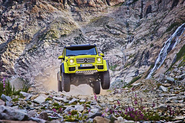 Trotz teildurchströmten Flussbett und felsigem Gelände kam der Prototyp auch dort noch mit beträchtlicher Geschwindigkeit weiter. (Foto: Daimler)