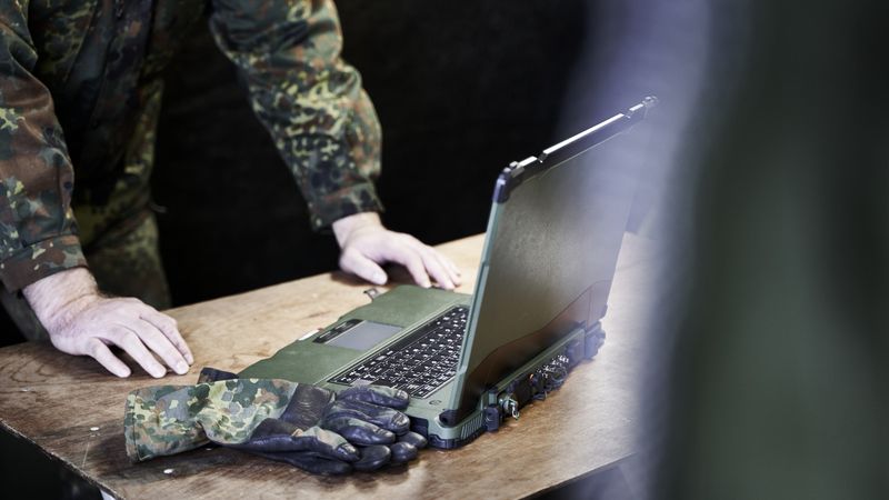 Hermes ermöglicht NATO-Führungskräften den sicheren mobilen Zugriff auf ihre digitale Arbeitsumgebung.(Bild:  secunet Security Networks AG)