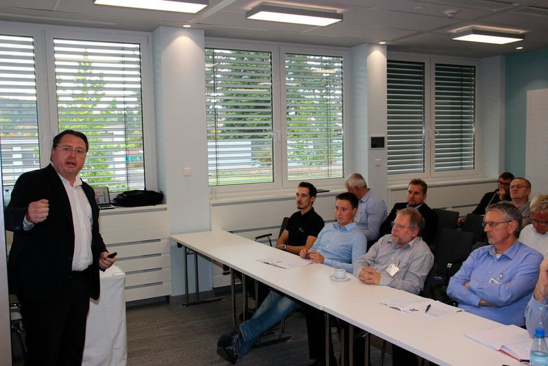 Im Siemens-Workshop, moderiert von Franz Handermann, konnten die Teilnehmer den maximalen SIL eine Sicherheitssystems an Hand von Beispielen aus der Praxis bestimmen. Handermann zeigte auf, wie die unterschiedlichsten Parameter den maximalen SIL beeinflussen. (Kempf / PROCESS)