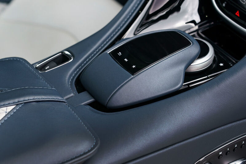 Die Lenkradsatelliten so wie der Drehdrücksteller mit Touchpad in der Mittelkonsole kommt vom Kooperationspartner Mercedes-Benz. (Aston Martin)