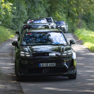 Das E im Kennzeichen weist auf die neue, emissionsfreie Antriebstechnik hin.(Bild:  Porsche)