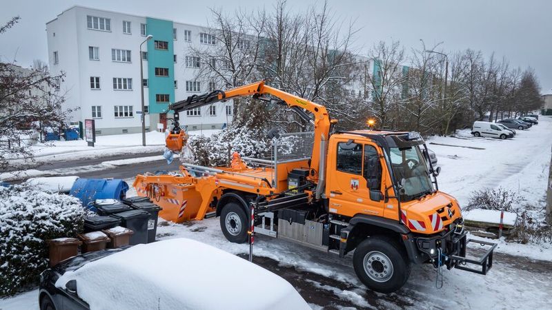 Der Unimog kann sehr vielseitig eingesetzt und mit unterschiedlichsten An- und Aufbaugeräten als Zug- und Arbeitsmaschine oder hochgeländegängiger Lkw genutzt werden. Diese Vielseitigkeit motivierte verschiedene Hersteller den Unimog als Grundlage für Sonderfahrzeuge und selbstfahrende Arbeitsmaschinen zu nutzen. Hierfür bot Daimler viele Modelle auch als Triebkopfvariante an. Es entstanden neben vielen Unikaten auch in Serie gebaute Fahrzeuge. (Bild: Daimler Truck)