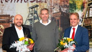 Der Hauptgeschäftsführer der Knappschaft Kliniken GmbH Andreas Schlüter (Mitte) gratuliert Christian Bauer (l.) zum Vorsitz des Aufsichtsrates der Knappschaft Kliniken Service GmbH (KKSG) und begrüßt Thorsten Hahn (r.) als neuen Geschäftsführer der KKSG (©Knappschaft Kliniken Service GmbH)