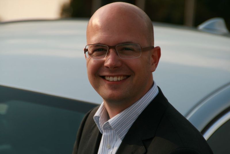 Thorsten Podlech schätzt den direkten Dialog mit seinen Kunden über Facebook.  (Foto: Autohaus Podlech)