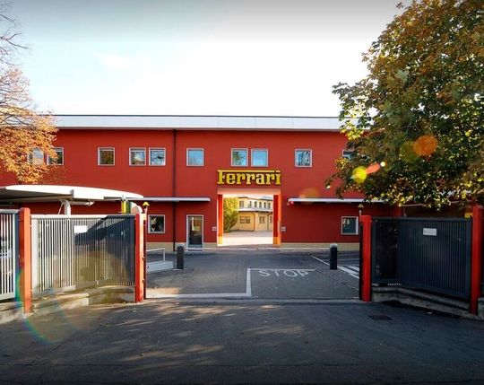 Lauf Perdchen lauf! Ferrari verkauft zwar weniger Autos, doch der Gewinn ist deutlich angestiegen – allen Analystenerwartungen zum Trotz. Erfahren Sie hier, was den Italienern derzeit den Rücken stärkt ...(Bild:  Ferrari)
