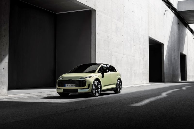 Vorn dominiert ein breites, ein wenig wohl dem früheren Single-Frame-Kühlergrill nachempfundenes Black-Panel. (Bild: Audi)