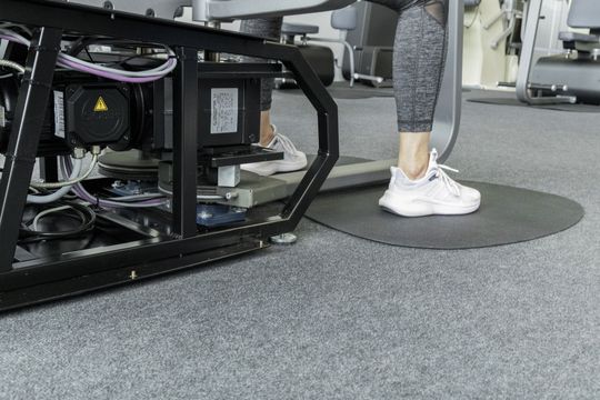 Stöber lieferte Antriebseinheiten aus schrägverzahnten Kegelradgetrieben und Motoren. Diese Lösung überzeugt durch Qualität und Zuverlässigkeit im Dauerbetrieb.(Bild:  Stöber Antriebstechnik)