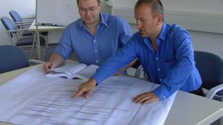Die eigentliche Konstruktionsarbeit findet am Rechner statt,  aber bei Projektbesprechungen erleichtert Mario Rohde und Klaus Wohlleben (v.l.) der Plot die Orientierung. (Archiv: Vogel Business Media)