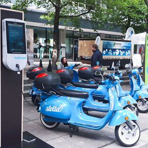 Den Parkhäusern als Mobilitäts-Hub kommt nebenbei eine ordnende Aufgabe zu. So müssen E-Scooter an der Ausleihstation oder einen anderen Hub angedockt werden, statt wahllos in der Stadt abgestellt zu werden.(Bild:  Apcoa)