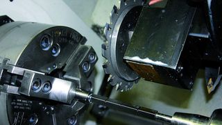 Bild 1: Bearbeitungssituation in der CNC-Drehmaschine mit Revolver und angetriebenen Werkzeugen. Im Bild ist der Iscar-Scheibenfräser mit Self-Grip-Schneideinsätzen aus der Hartmetallsorte IC 328 zu sehen. (Archiv: Vogel Business Media)