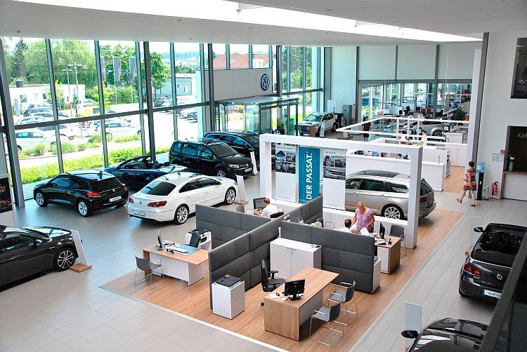 Im lichtdurchfluteten Showroom reihen sich die neuesten VW-Modelle aneinander. (Foto: Kampfmann)