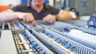 Durch den Frontanschluss können die Kanäle enger zusammengebaut werden – das spart Platz im Schaltschrank. (Bild: Phoenix Contact)