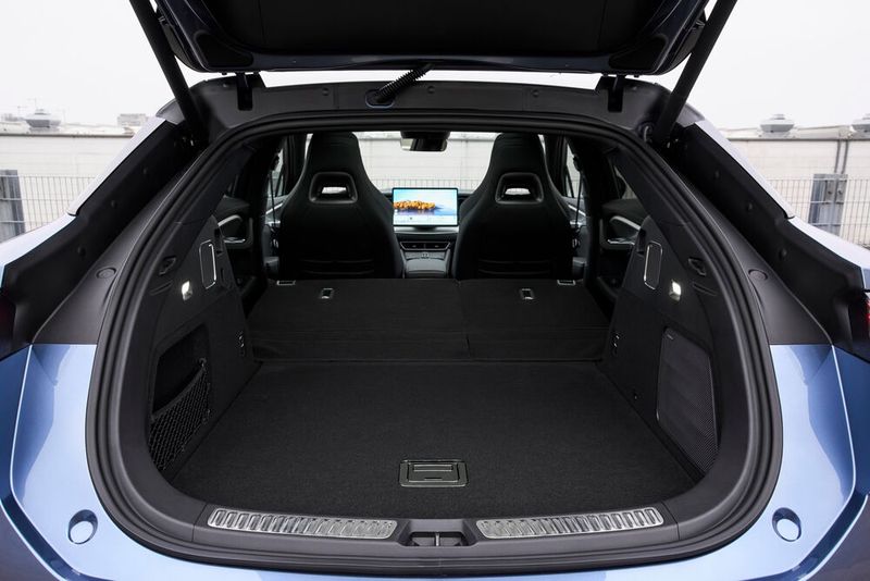 Bei Bedarf lässt sich das Gepäckabteil auf fast 1.800 Liter vergrößern. Hinzu kommt ein Frunk, der 58 Liter aufnehmen kann. (Bild: BYD)