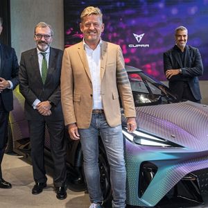 Zur Eröffnung der Cupra-City-Garage war viel Prominenz anwesend: (v.l.) Thomas Schmall, Mitglied des Vorstands der Volkswagen AG, der spanische Botschafter Ricardo Martínez Vázquez, Cupra-Vorstandsboss Wayne Griffiths mit seinem Designchef Jorge Diez sowie Dr. Werner Tietz, Seat-Vorstand für Forschung und Entwicklung. Sie enthüllten als Startgeschenk die Studie Cupra Urban Rebel.(Bild:  Seat)