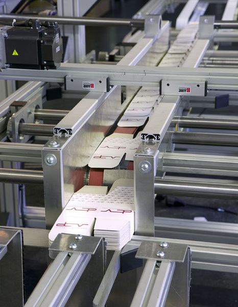 Hier werden die Faltschachteln automatisiert gebündelt.  (Bild: Mitsubishi Electric)