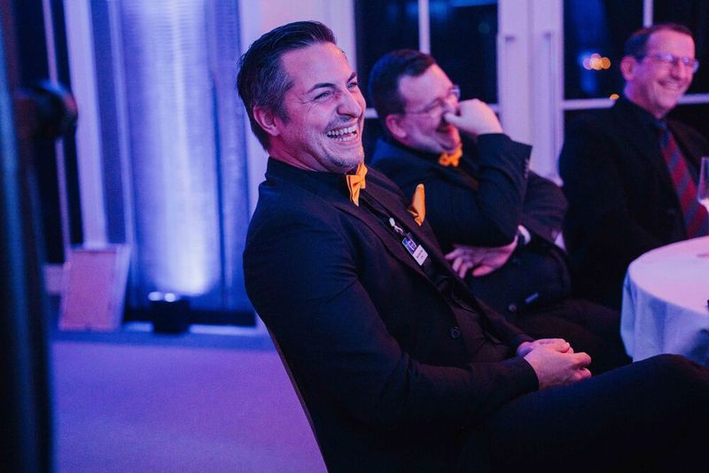 Und auch Mario Nuñez Oñate (StorMagic), Tobias Pföhler (StorMagic) und Stephan Ring (DataCore) haben ihren Spaß bei Ralf Schmitts Darbietung. (Bild: Manuel Emme Fotografie)